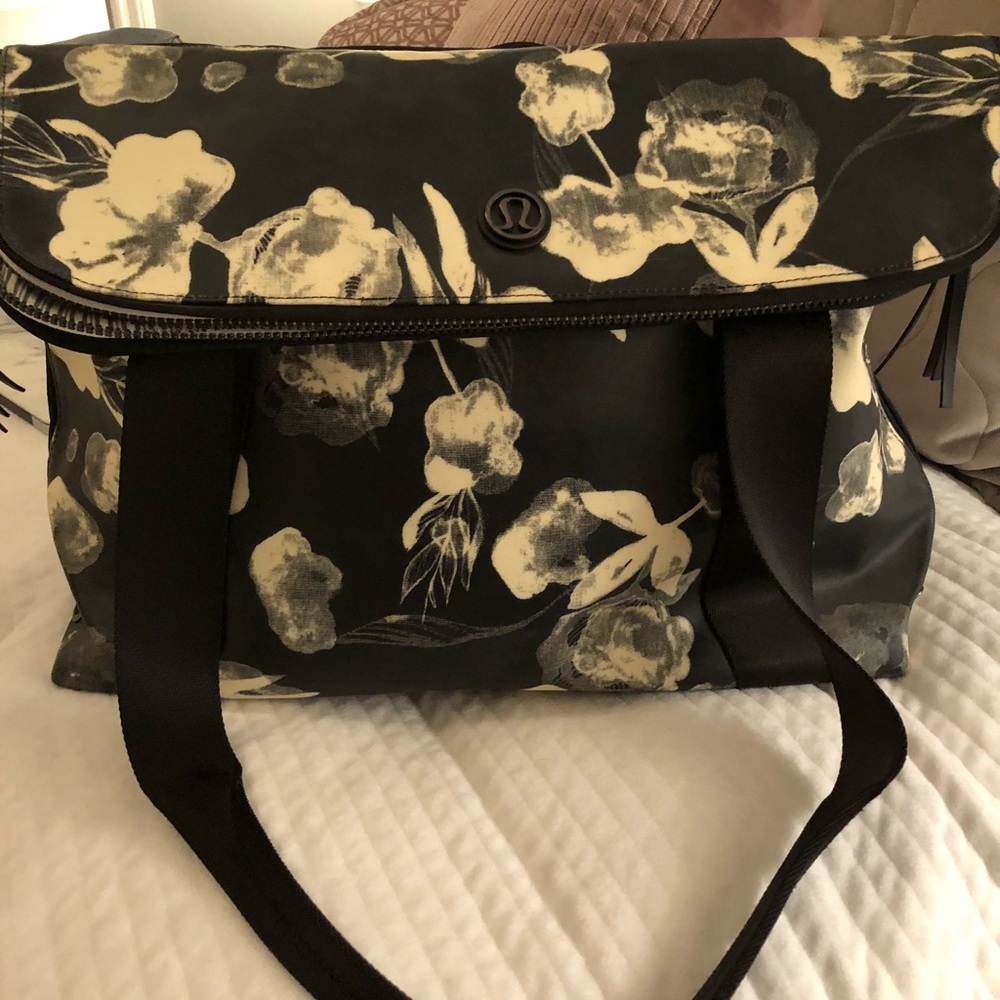 Lululemon medium bag